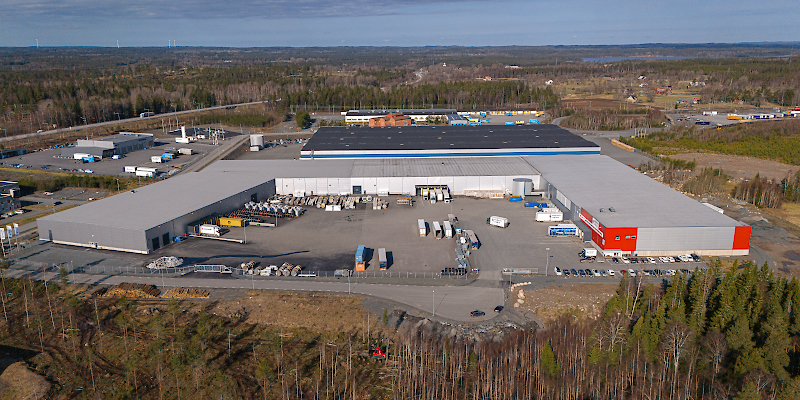Bilden visar transport och 3PL-företaget Höglands Logistiks verksamhet från ovan.